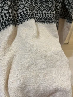 Outlet Pola Pitkä neulemekko hupulla