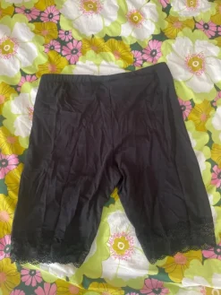 Pola Pitsi lahkeiset shortsit