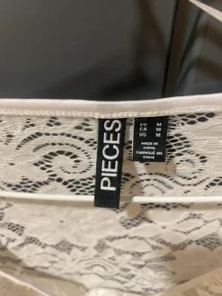 New Pieces Pitsipaita