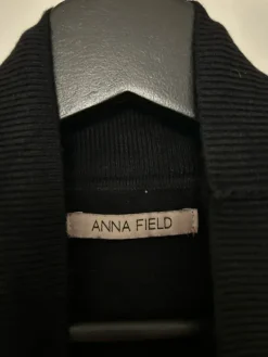 New Anna Field Pooloneule