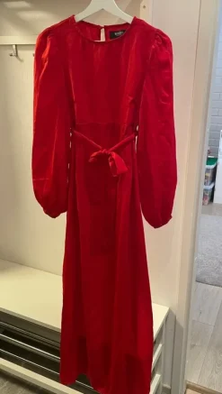 Missguided Maternity Punainen äitiysmekko