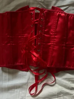 Outlet Punainen korsetti