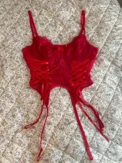 New Shein Punainen korsettitoppi