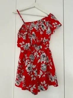 Sale New Look Punainen kukkakuvioitu shortsihaalari 38