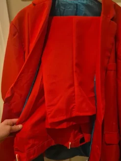 Outlet Suitmeister Punainen puku