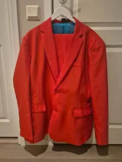 Outlet Suitmeister Punainen puku