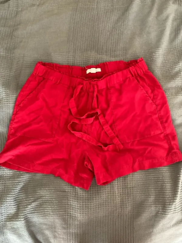 Sale Punaiset shortsit