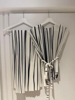 Discount Raidallinen Reserved-setti (toppi ja housut)