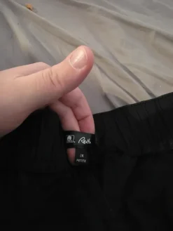 Discount Reitmans in capri-tyyliset kesähousut