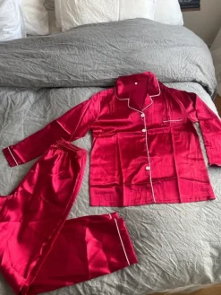 Online Till Rött pyjamasset