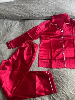 Online Till Rött pyjamasset