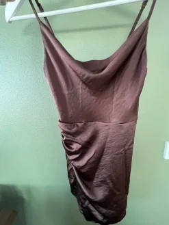 Outlet Ruskea satiinimekko