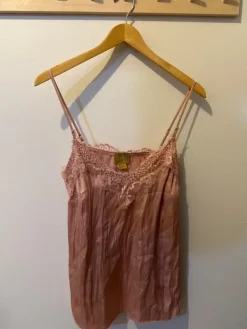 Online Satiinitoppi pitsillä