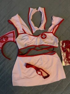 Outlet Seksikäs asu, väri pinkki-punainen. Uusi, käyttämätön.