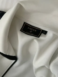 Online Siksilk in valko/musta verkkatakki.