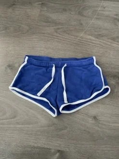 Online siniset shortsit