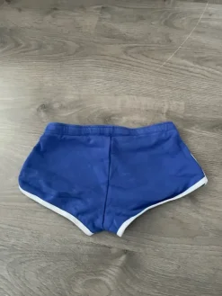 Online siniset shortsit