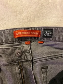 Outlet Superdry harmaat farkut