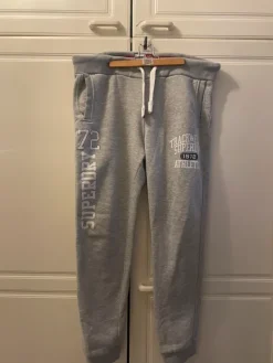 Outlet Superdryn miesten collegehousut