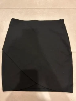 New Gina Tricot Svart kort omlott kjol