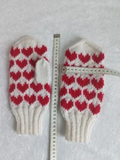 Käsin neulotut Sydänkuvioiset lapaset