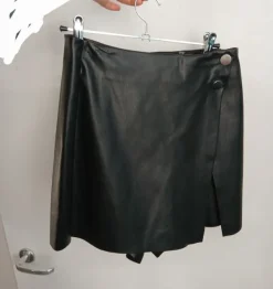 New Stradivarius Tekonahka skort
