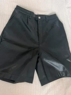 Outlet H&M Tekonahkashortsit