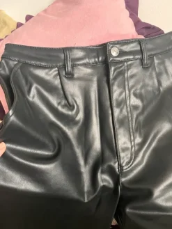 Outlet H&M Tekonahkashortsit