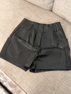 Hot Amisu Tekonahkashortsit