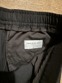 Outlet THESE GLORY DAYS siistit suorat housut 48