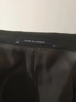 Outlet Tiger of Sweden -puvuntakki ja housut