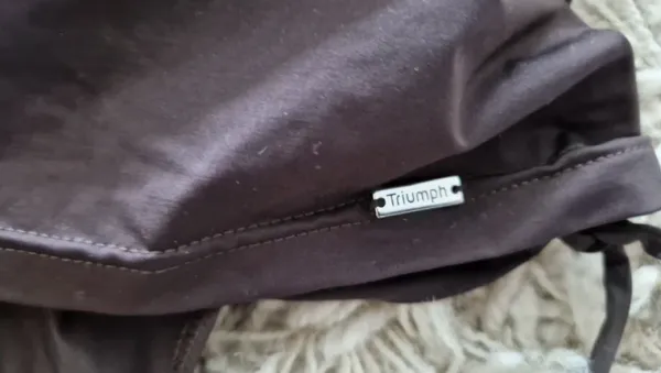 Triumph uimapuku jossa helma