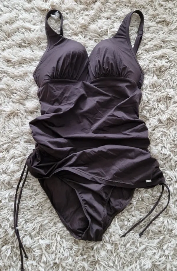 Triumph uimapuku jossa helma