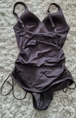 Triumph uimapuku jossa helma