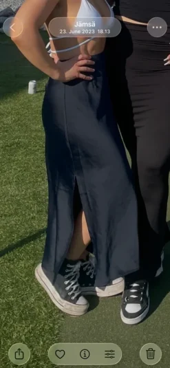 Clearance Bik Bok Tumman sininen midi hame