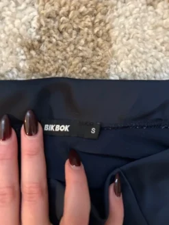 Clearance Bik Bok Tumman sininen midi hame