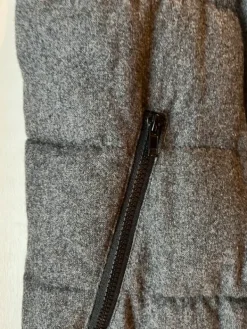 New H&M Tummanharmaa toppaliivi