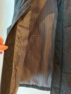 New H&M Tummanharmaa toppaliivi