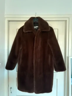 Hot Mango Tummanruskea tekoturkki