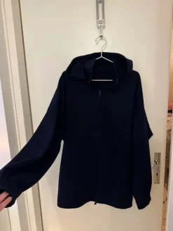 Discount Tummansininen anorakki