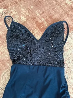 Discount No Label tummansininen juhlamekko