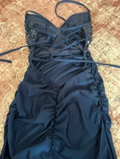 Discount No Label tummansininen juhlamekko