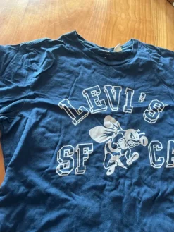 Levi's Tummansininen t-paita