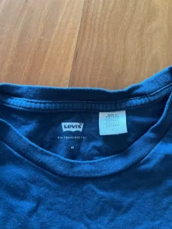 Levi's Tummansininen t-paita
