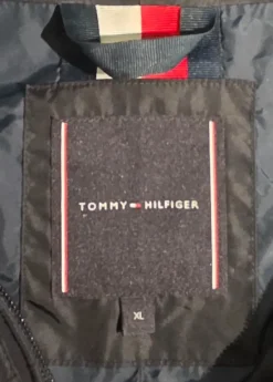 Outlet Tommy Hilfiger Tummansininen miesten tuulitakki