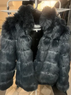 Sale Tummansininen tekoturkis