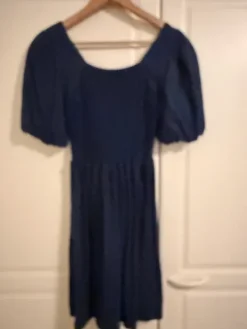 Outlet Vero Moda Tummansininen trikoomekko, koko M