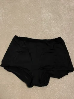 Hot Twerk with Tinze shortsit