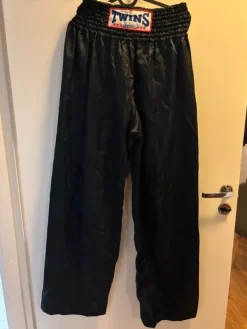 Hot Twins potkunyrkkeilyhousut