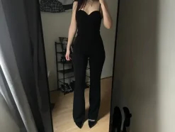 New Yorker Tyylikäs musta juhlahaalari strasseilla